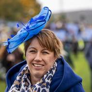 Kromě klobouků jsou velmi oblíbené i různé doplňky do vlasů.