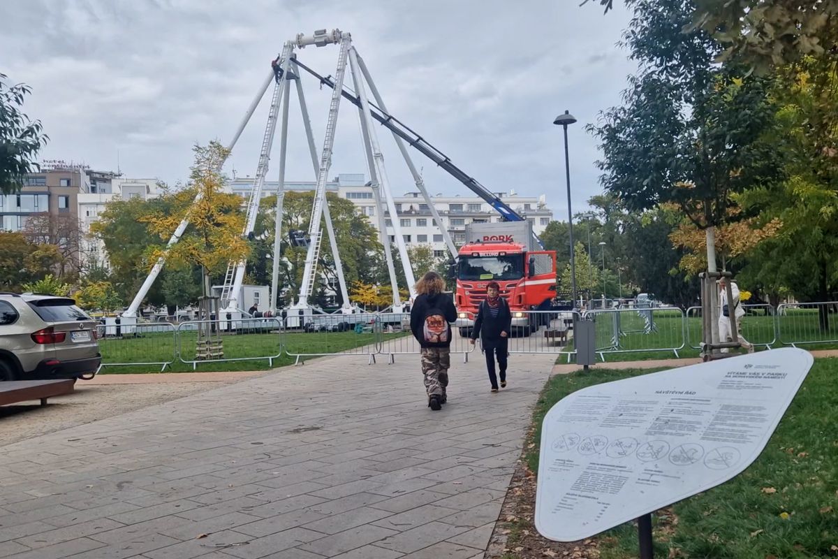 Symbol vánočního Brna už montují dělníci. Nabídne výhled na město z nebeské výše
