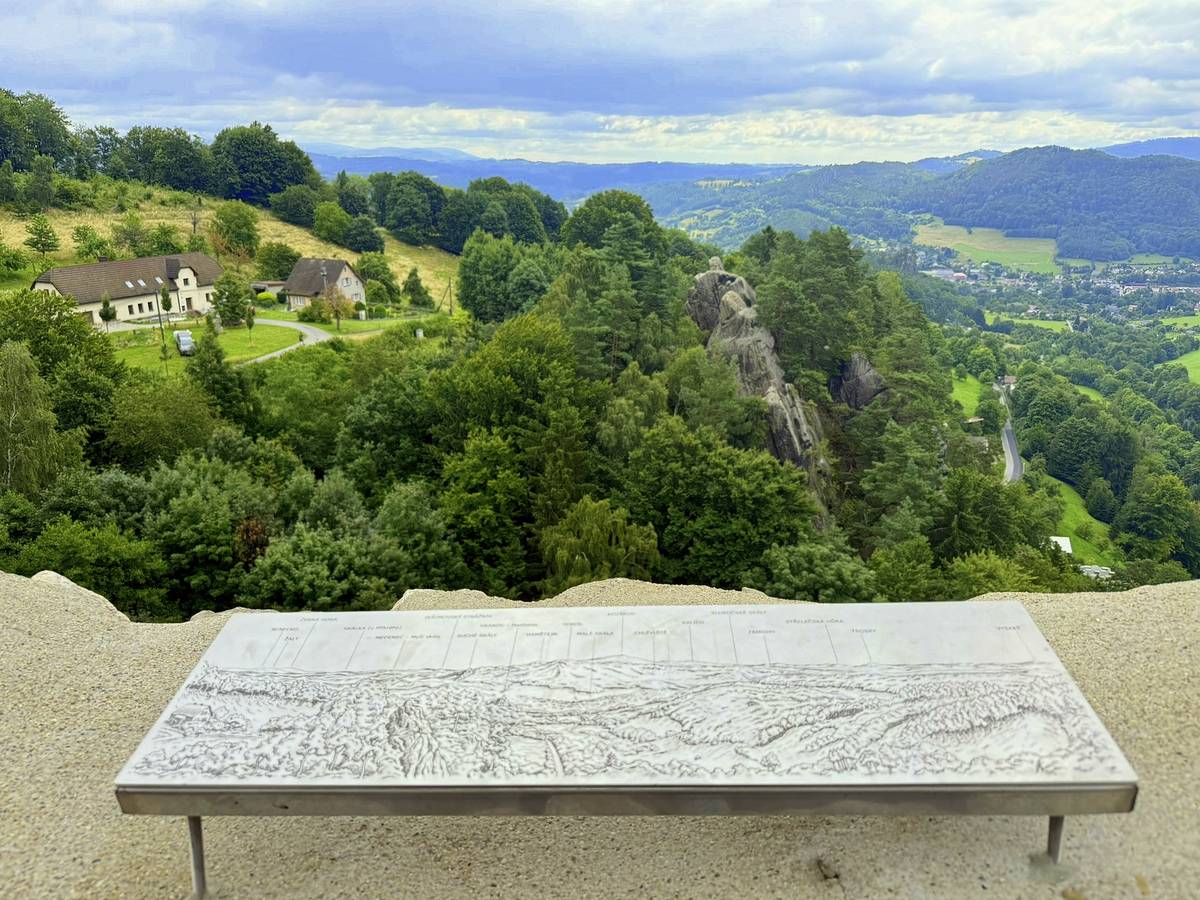 Za příznivého počasí lze spatřit Vyskeř, Trosky, Klokočské skály, Kozákov, Malou skálu, Hamštejn i Suché skály.