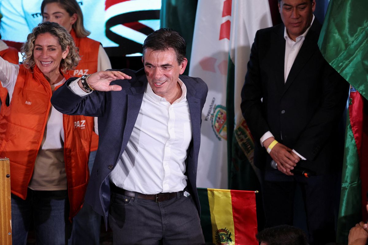 Prezidentské volby v Bolívii vyhrál centristický senátor Paz