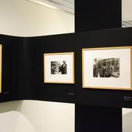 Snímky z pohřbu Jana Palacha jsou umístěny na panelech ve tvaru kříže.