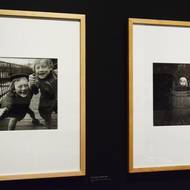 Jedna z nejznámějších fotografií Dagmar Hochové Dvě na mostě