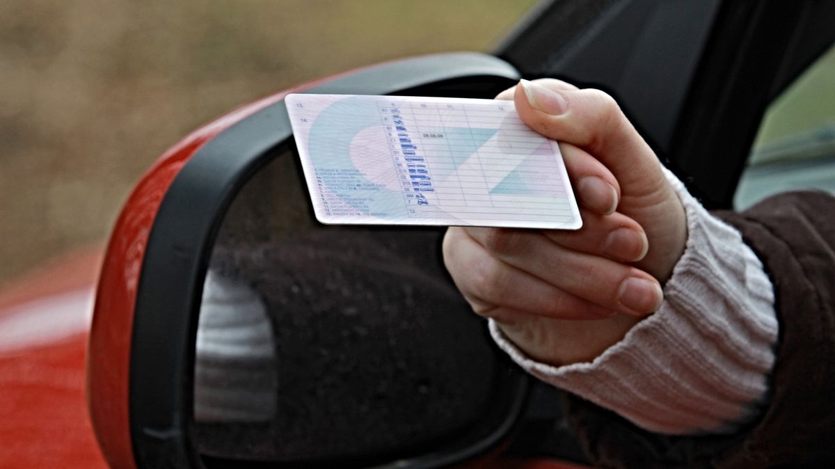 Zákazy řízení už nebudou mít hranice a začátečníky čekají přísnější postihy, schválila EU