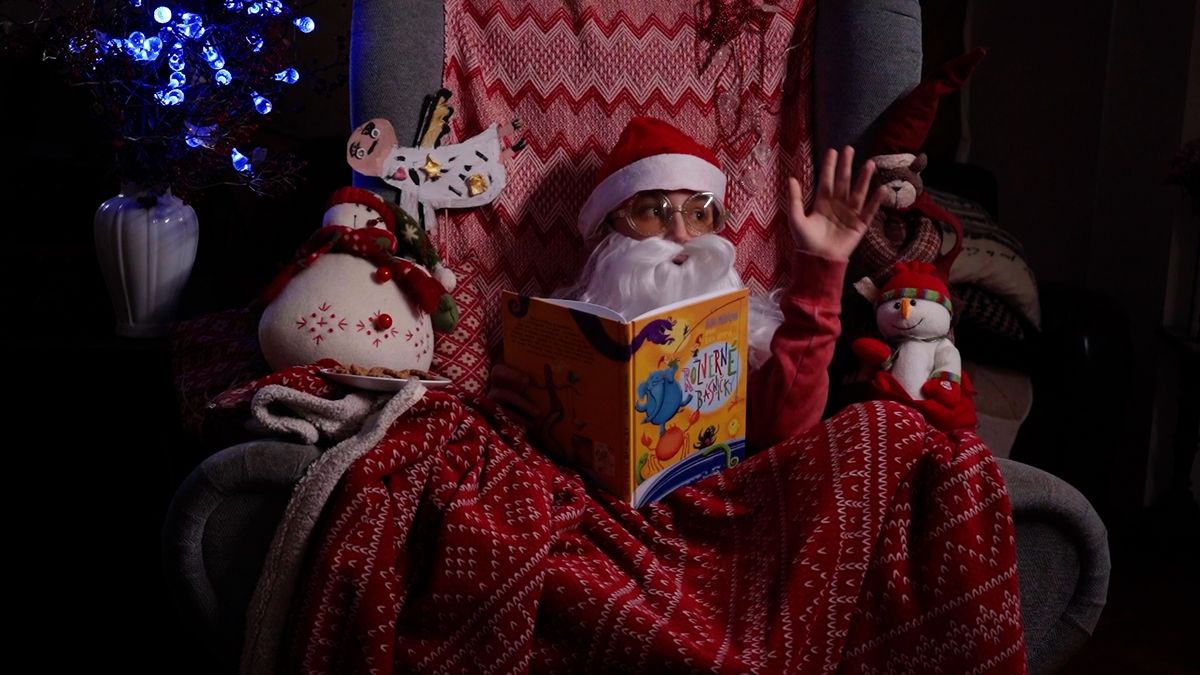 Herec Antonín Jan Abrhám se postavil za kameru. Natočil bratra čtoucího básničku