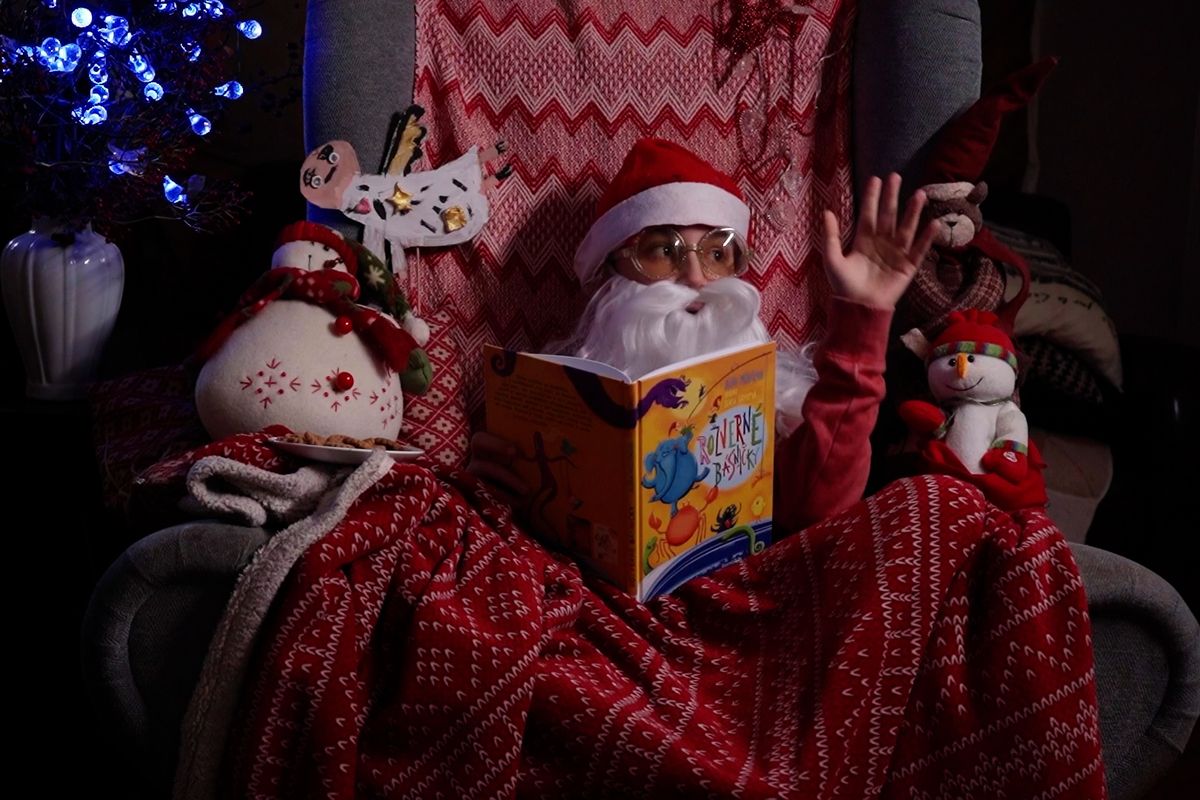 Herec Antonín Jan Abrhám se postavil za kameru. Natočil bratra čtoucího básničku