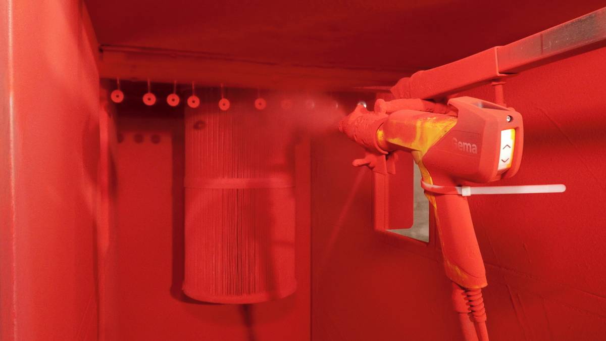 Na součástky se pomocí práškovací technologie nanáší barva.