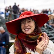 Široké klobouky do hlediště patří.