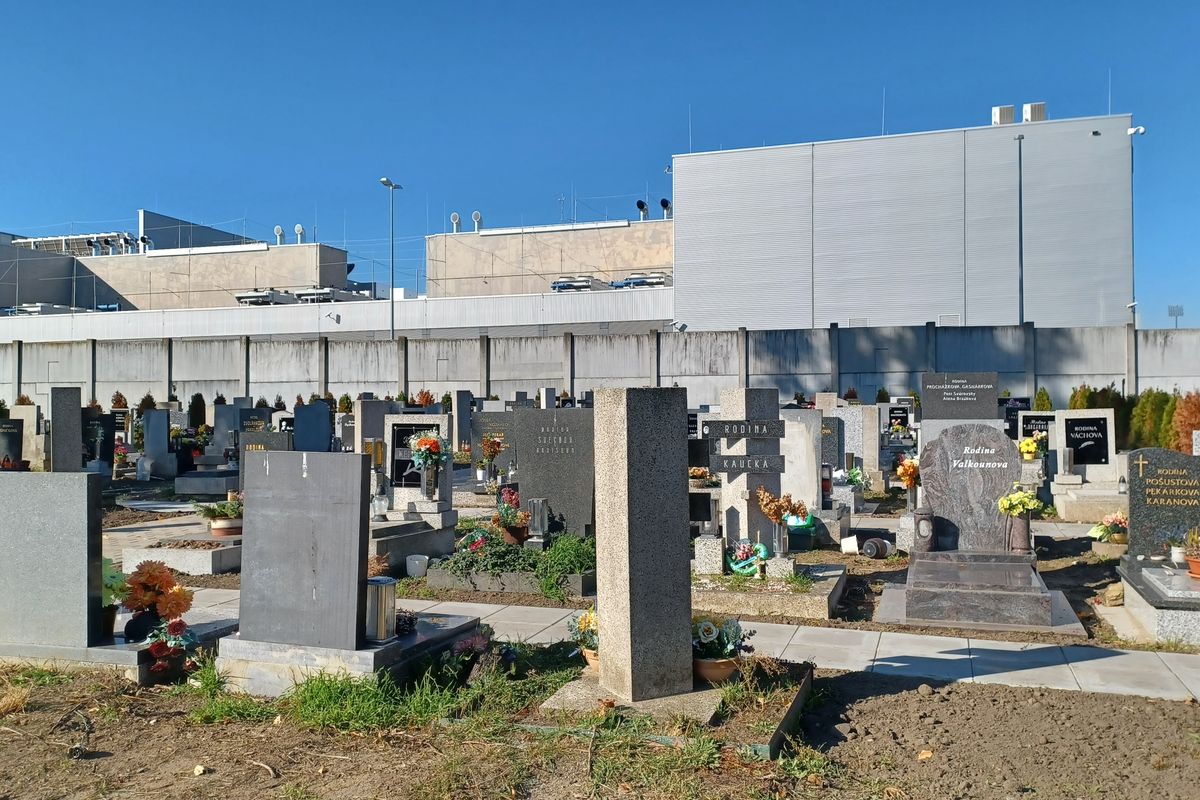 Hřbitov v obležení továrních budov. Mladá Boleslav je chce odclonit vysázením stromů