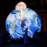 Představení sledovalo několik stovek diváků.