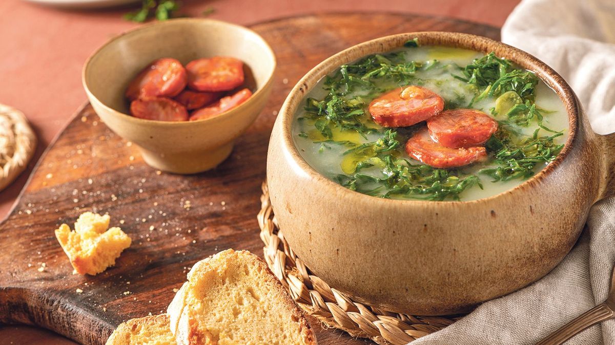 Recept na tradiční portugalskou kapustovou polévku caldo verde