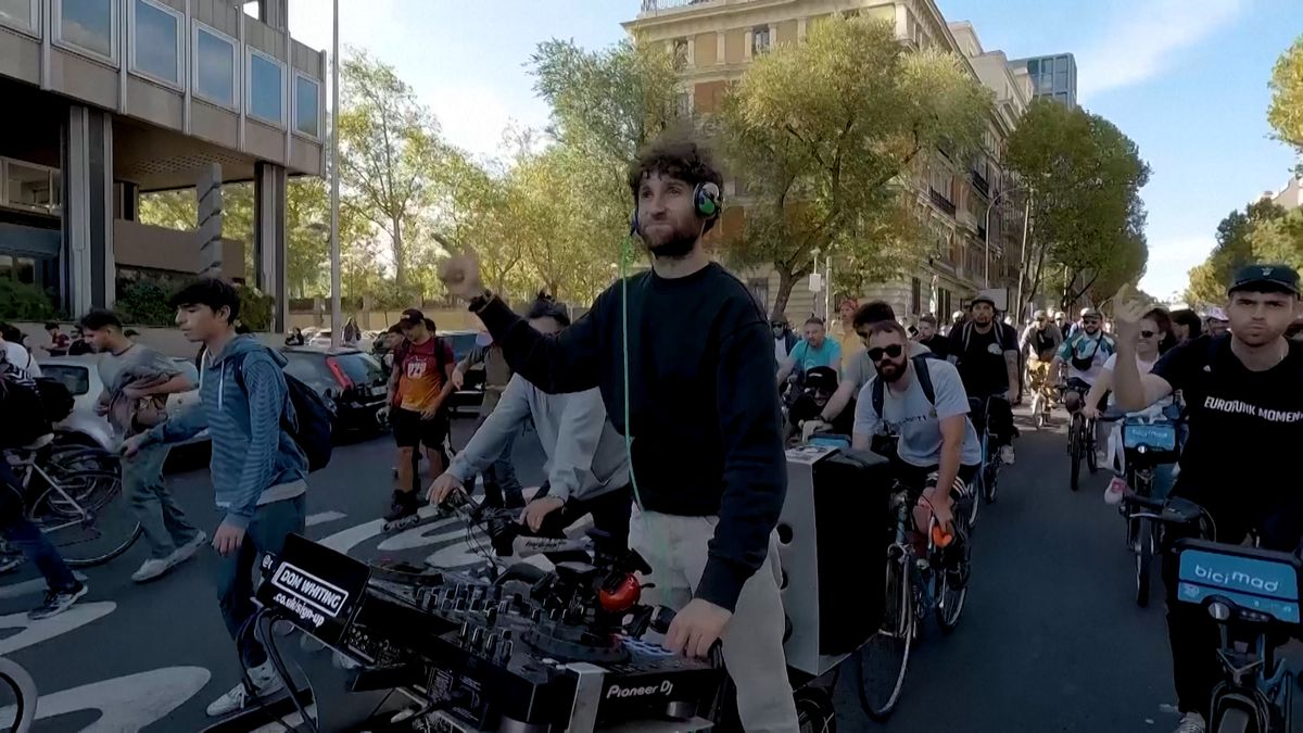 DJ mixuje hudbu při jízdě na kole. Z osamělých jízd se stal fenomén a dnes ho následují stovky lidí