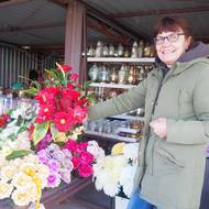 Prodavačka Magda na tržnici v polských Chalupkách ukazuje své zboží.