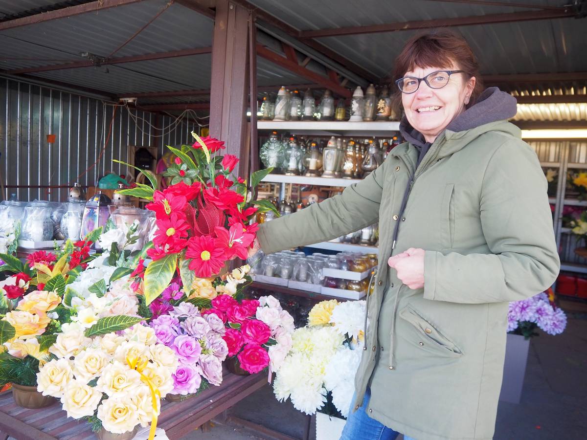 Prodavačka Magda na tržnici v polských Chalupkách ukazuje své zboží.