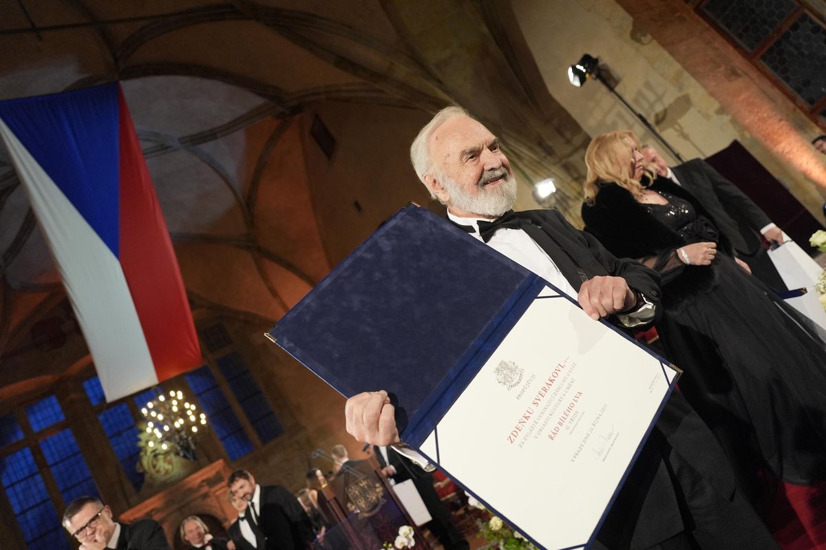 FOTO: Nejvyšší vyznamenání pro Svěráka i medaile pro hrdinu ze 4. třídy