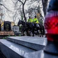 Na pořádek dohlíží strážníci na koních.