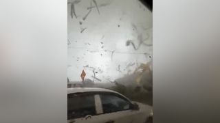 Tornádo na dosah ruky. Video ukazuje hrůzný průjezd bouří