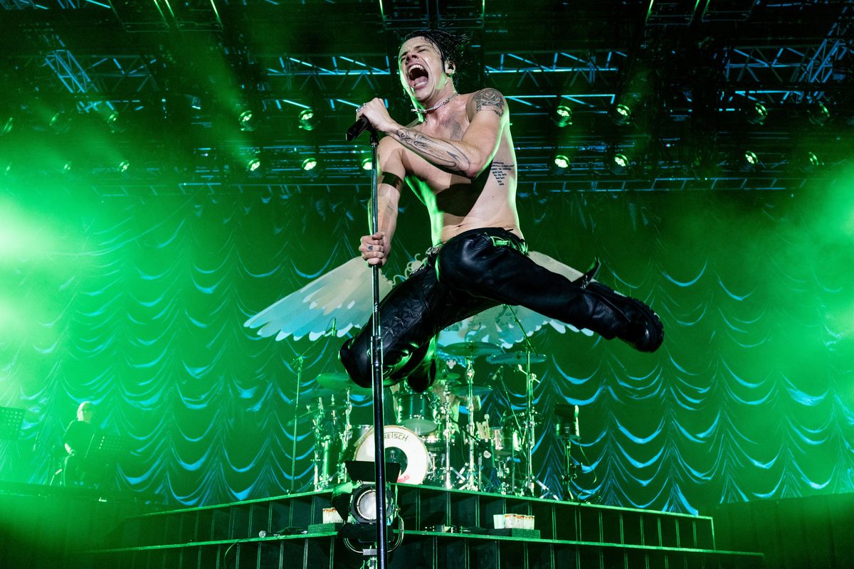 RECENZE: Yungblud je dost divoký a bláznivý na to, aby byl rokenrolový princ
