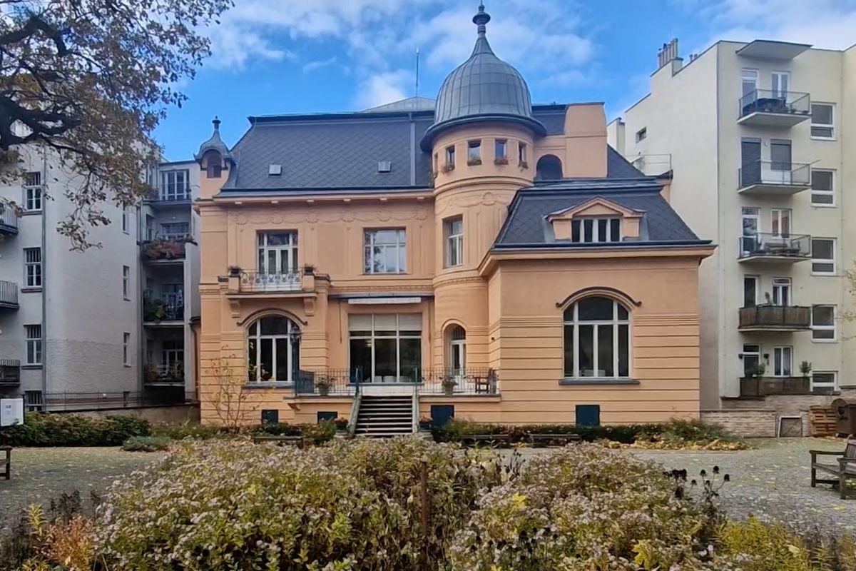 Unikátní kus nábytku se po sto letech vrátí do slavné vily v Brně. Děda ho chtěl spálit, říká současná majitelka