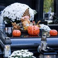 V období „dušiček“ dostávají některé hroby výraznou výzdobu.