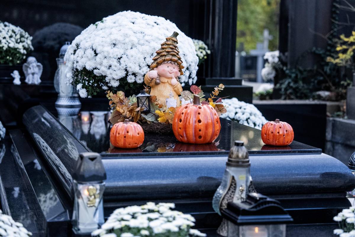 V období „dušiček“ dostávají některé hroby výraznou výzdobu.