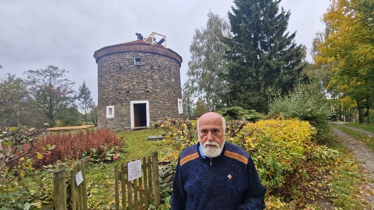 O historický větrný mlýn v Kořenci pečuje přes půl století, nyní mu pořizuje novou střechu