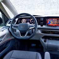 Kabina modelu VW California před modernizací měla přístrojový štít a infotainment integrovaný do jednoho panelu.