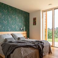 Ložnice působí harmonickým dojmem. 