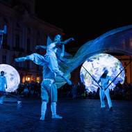 Na náměstí se pohybovaly obří loutky.