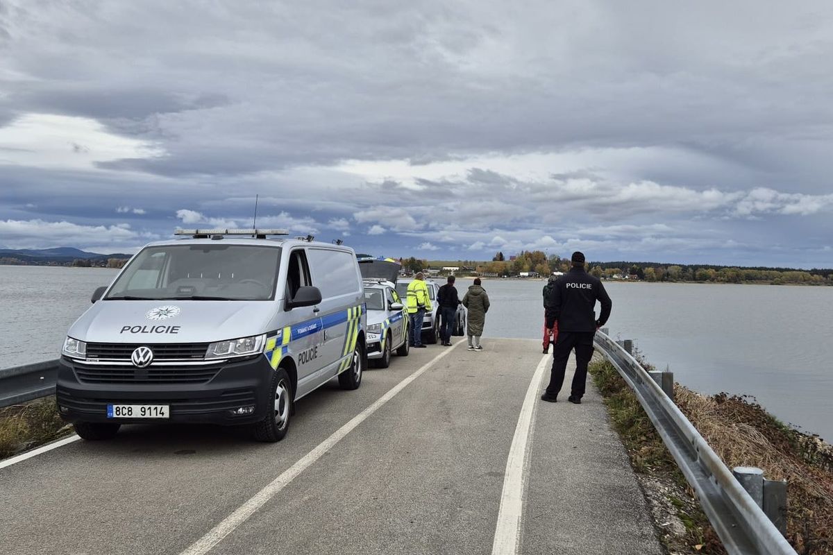 Pátrání na dně Lipna: Policie hledá lidské pozůstatky v potopeném autě