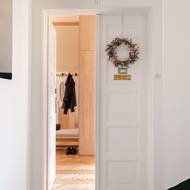 Byt je možné objevit ve druhém patře jednoho ze starých domů na pražských Vinohradech.