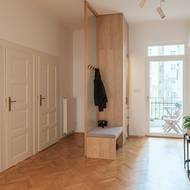 Původně prostornou předsíň architekti rozdělili příčkou.