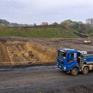 Trasa povede z Běchovic okolo Dubče, Uhříněvsi a Říčan. Na D1 se napojí u Modletic. 
