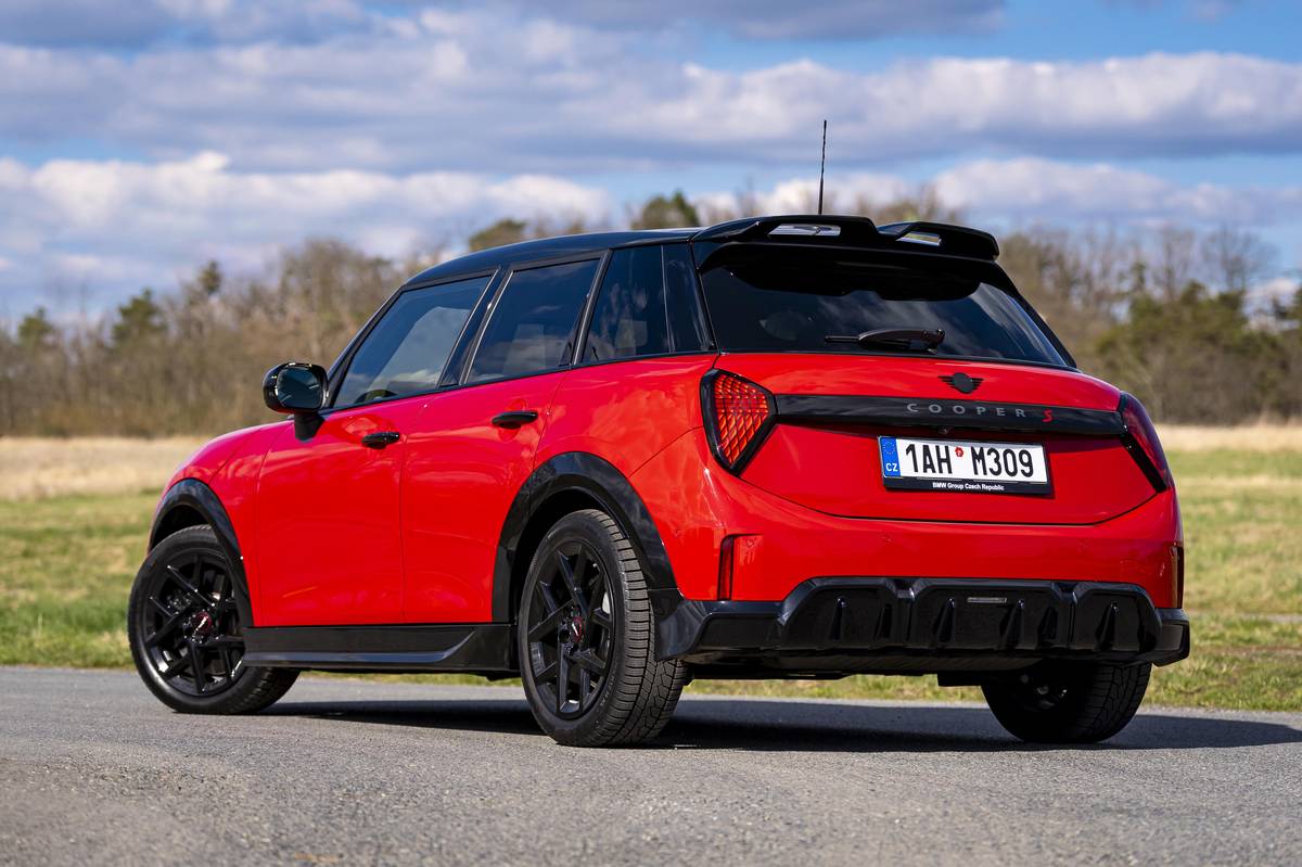 Ani spalovací model nemá vidět výfuk, přesto se od elektrické verze liší prakticky celou karoserií.