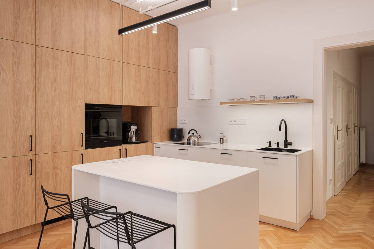 Kuchyňský ostrůvek slouží zároveň jako snídaňový bar.