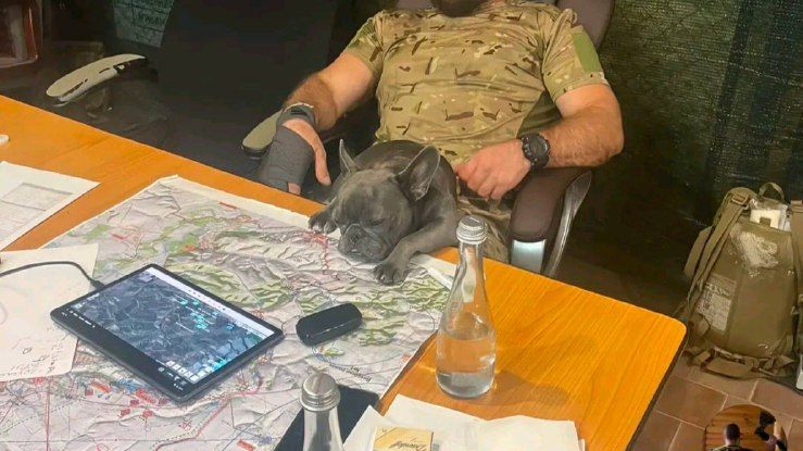 Ukrajinský plukovník zveřejnil fotky s přísně tajnými mapami. Je z toho skandál
