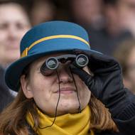 Klobouk a dalekohled a vzhůru na dostihy.