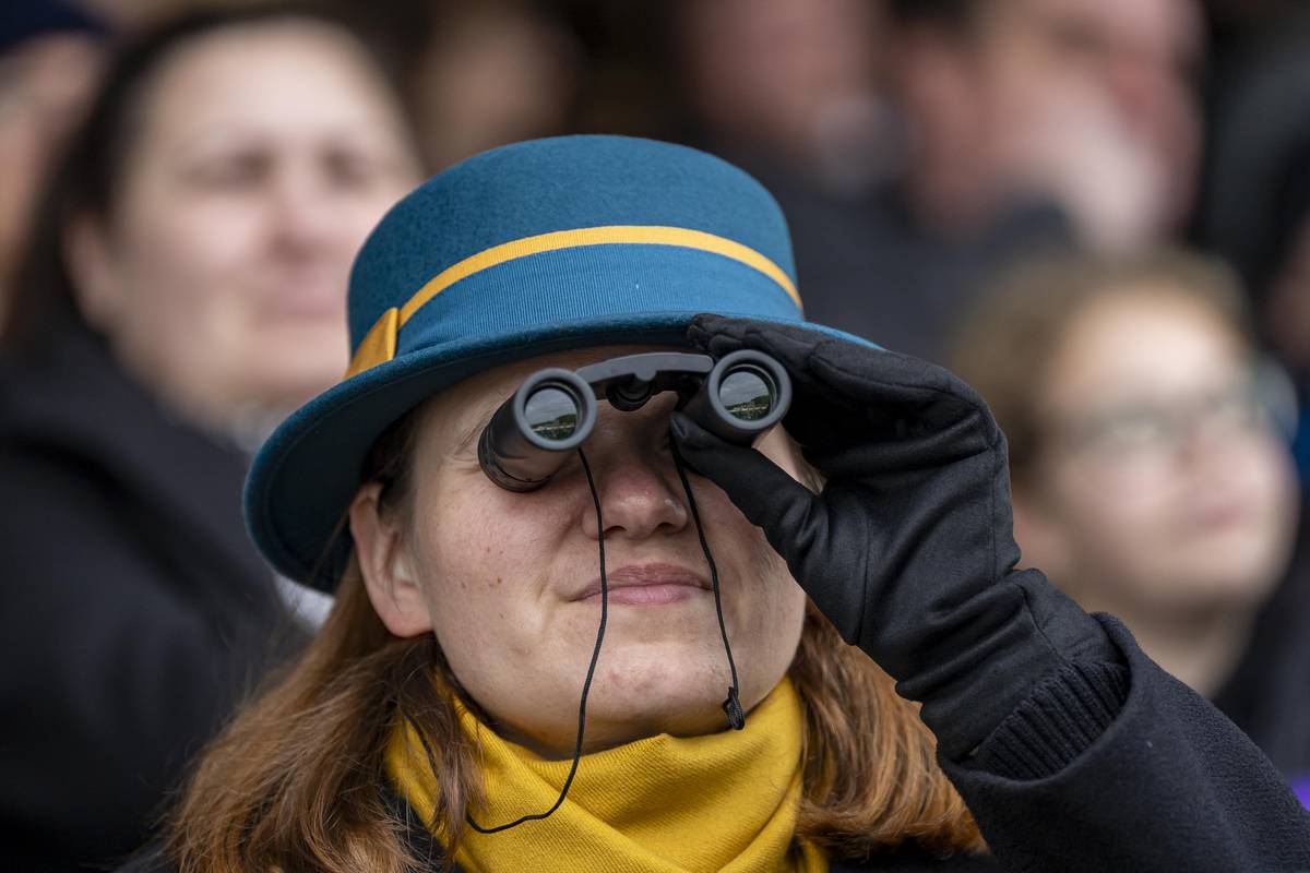 Klobouk a dalekohled a vzhůru na dostihy.