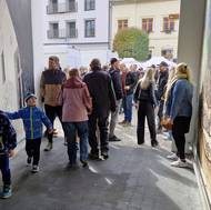 Galerie v průchodu v Bystřici nad Pernštejnem už přitahuje pozornost.