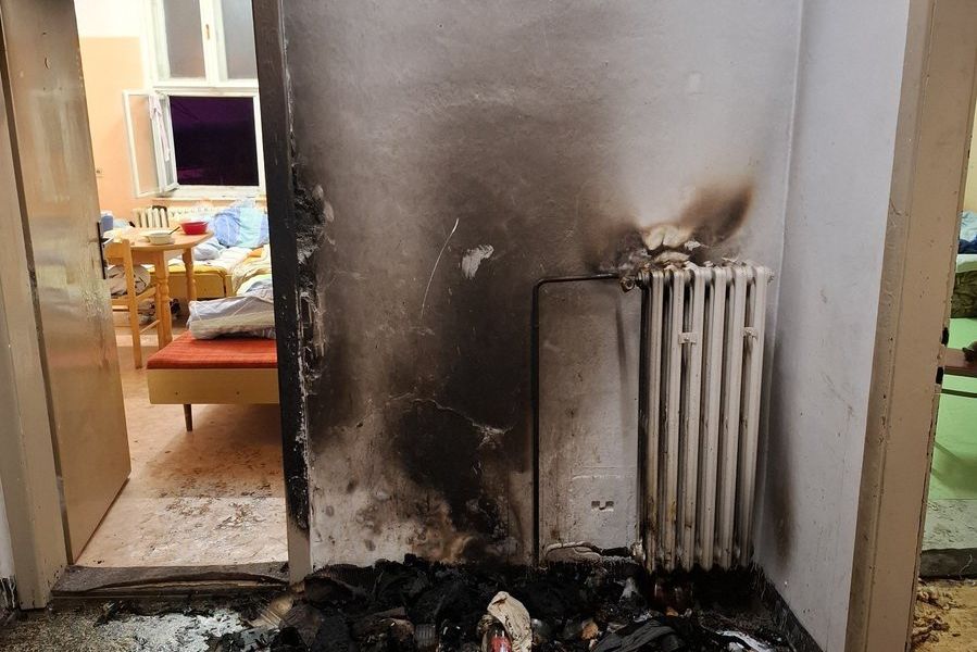 Odpadkový koš v plamenech vyhnal v Zábřehu z postelí přes tři desítky lidí 
