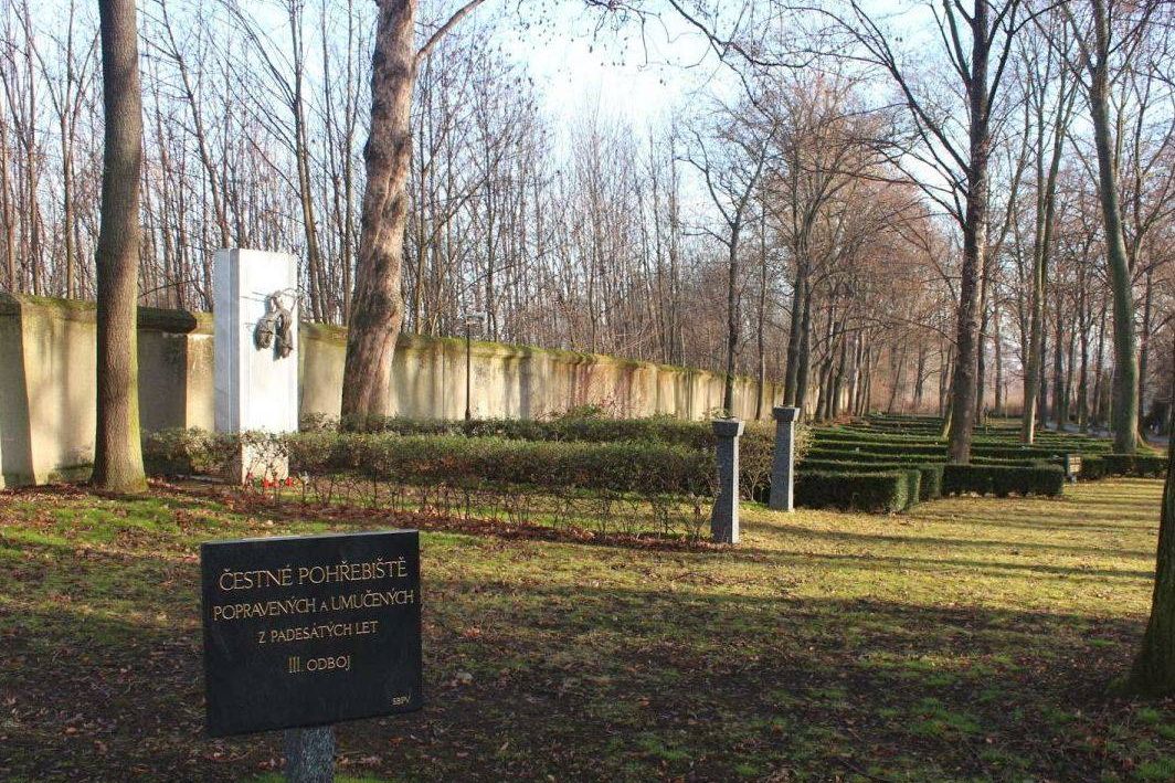 Ostatky tří protikomunistických odbojářů na Ďáblickém hřbitově exhumuje odborný tým. Vydá je rodinám