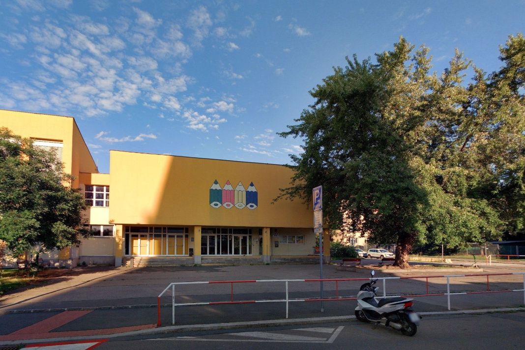 Dívka vyhrožovala nožem ve škole v Praze, případ řeší policie