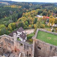 Výhled z velké románské věže (bergfritu). Sloužila k obraně i jako pozorovatelna.