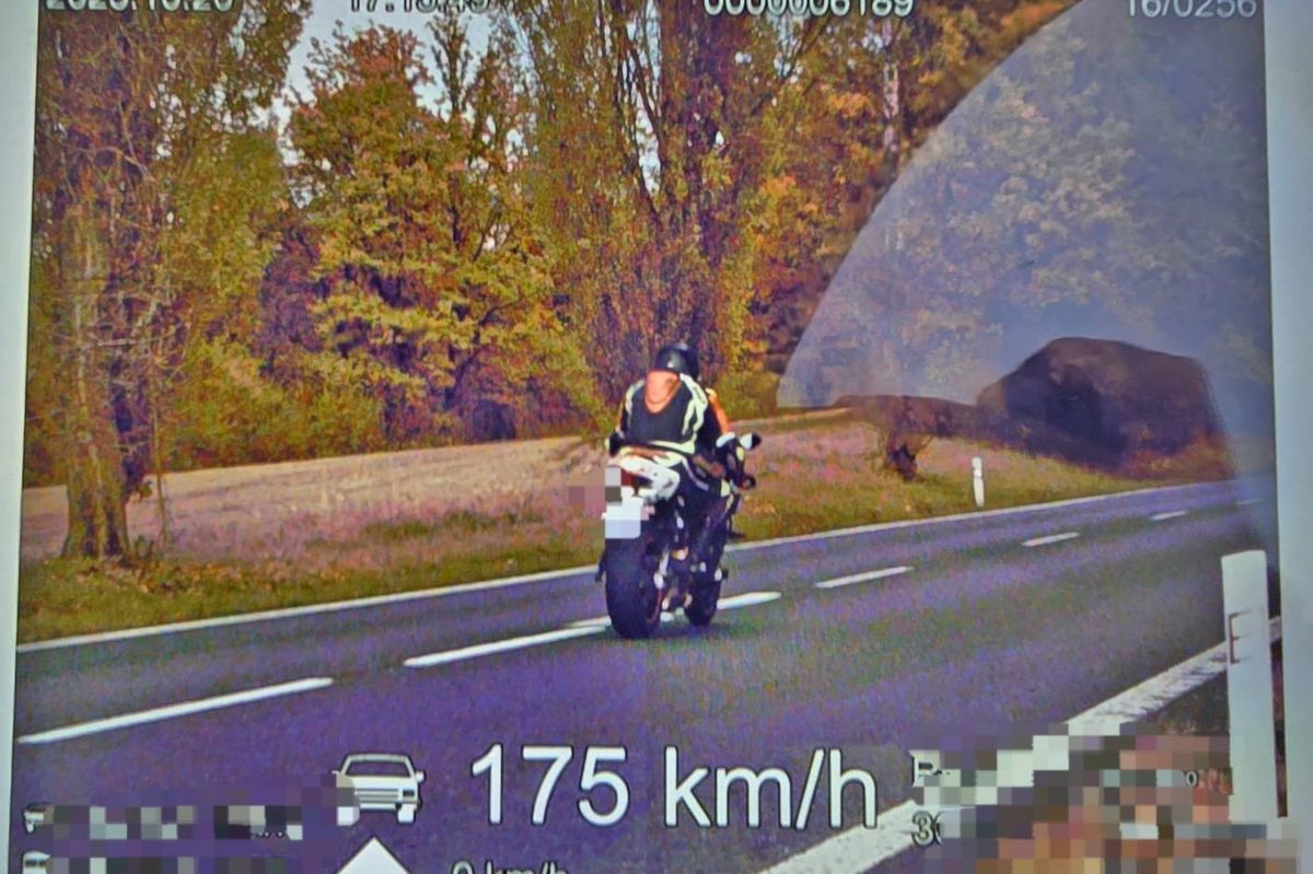 Na motorce BMW se u Kdyně řítil rychlostí 175 km/h a také zkoušel jet po zadním kole. Přišel o řidičák