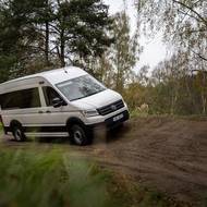 Terén zvládají jak naleštěná městská SUV, tak i velké pracovní dodávky.