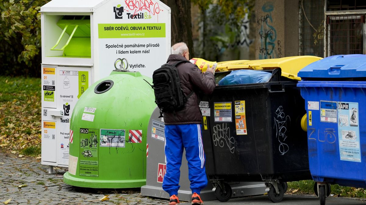 Charita, nebo byznys? Část oděvů z kontejnerů jde do obchodů na prestižních adresách