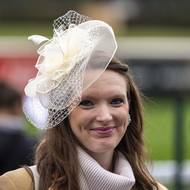 Móda klobouků na 135. Velké Pardubické.