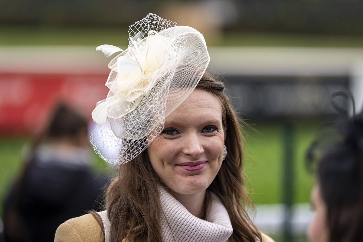 Móda klobouků na 135. Velké Pardubické.