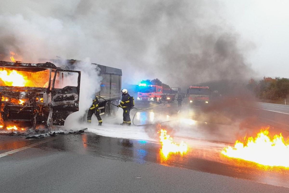 Dálnici D11 u Chlumce nad Cidlinou zastavil požár kamionu