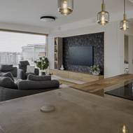 Velmi hezky působí kombinace obkladů stěn v interiéru.