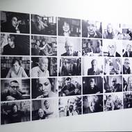 Velkoformátové tablo s portréty významných osobností